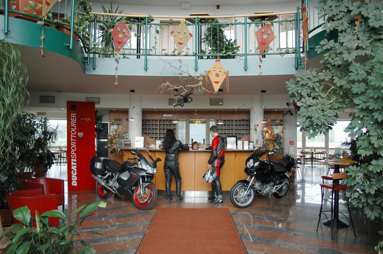Highway Hotel Хербольцхайм Экстерьер фото